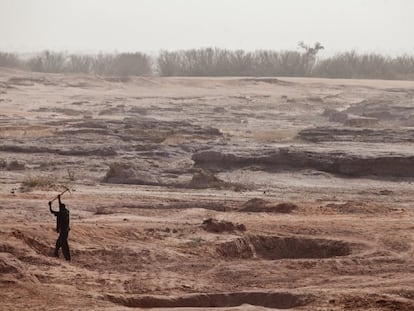 Un hombre trata de arar tierra infértil cerca de Koulomboutey, en Níger.