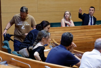 Christian Lesaec (de pie), presidente de la Asociación de Damnificados por la dana Horta Sud, asiste este martes a la séptima sesión de la Comisión no permanente de estudio sobre la gestión de la dana y para la recuperación de las comarcas afectadas que celebra la Diputación de Valencia.