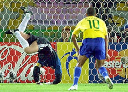 Rivaldo observa una acción de Kahn.