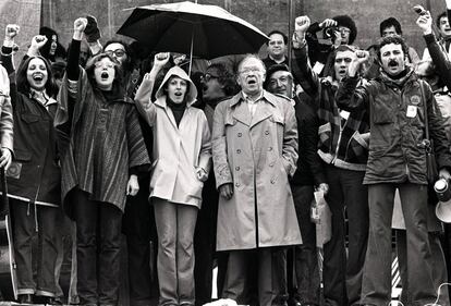 De izquierda a derecha, Ana Belén, Rosa León, Juan Antonio Bardem, Belén de Piniés, Santiago Carrillo y Juan Diego cantan puño en alto 'La Internacional', en la fiesta-mitin del PCE en Torrelodones (Madrid) el 12 de junio de 1977.