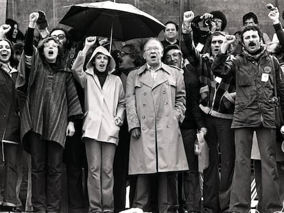 De izquierda a derecha, Ana Belén, Rosa León, Belén de Piniés, Juan Antonio Bardem, Santiago Carrillo y Juan Diego cantan puño en alto 'La Internacional', en la fiesta-mitin del PCE en Torrelodones (Madrid) el 12 de junio de 1977.