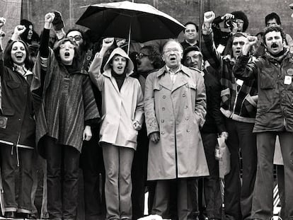 De izquierda a derecha, Ana Belén, Rosa León, Belén de Piniés, Juan Antonio Bardem, Santiago Carrillo y Juan Diego cantan puño en alto 'La Internacional', en la fiesta-mitin del PCE en Torrelodones (Madrid) el 12 de junio de 1977.