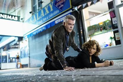 Ray Liotta y Jennifer Lopez, en una imagen de 'Shades of Blue'.