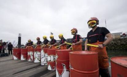 Bomberos de Les Sales reciben a Didac Costa a su llegada al puerto de la localidad francesa.