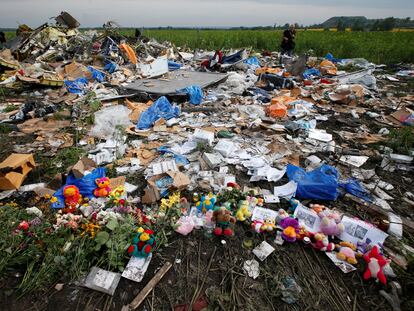 Flores, cartas y obsequios de homenaje en el lugar en el que cayó el MH17, en Donetsk, en julio de 2014.