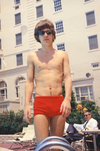 Mick Jagger en bañador en la piscina del hotel Jack Tarr en Clearwater (Florida) el día en que Keith Richards y Mick Jagger escribieron 'Satisfaction'.
