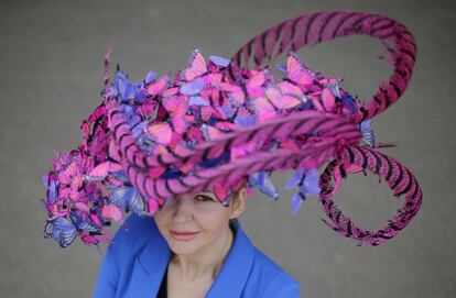 Una aficionada a las carreras de caballos en la primera jornada de la Royal Ascot 2018.