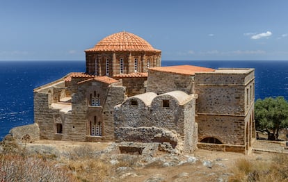 La iglesia de Hagia (o Agia) Sofía se encuentra en el punto más alto de Monemvasia, Grecia, y ofrece una vista impresionante del mar Egeo.