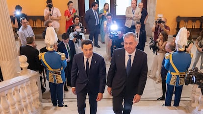 En el presidente de la Junta de Andalucía, Juanma Moreno, y el José Luis Sanz, a la derecha, antes de la toma de posesión este sábado.