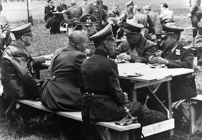 Adolf Hitler (primero por la izquierda) y Benito Mussolini (a su lado) comen con oficiales alemanes en la localidad italiana de Saló, en una imagen sin fechar.