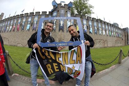 Dos aficionados de la Juventus posan en la víspera de la final de la Liga de Campeones.