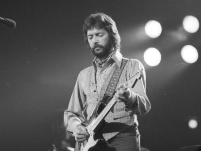 Eric Clapton con su guitarra, la mítica Fender Stratocaster, en un concierto celebrado en 1975.