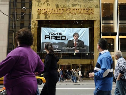 Peatones pasan en 2004 delante de un cartel del programa de Donald Trump El aprendiz, colgado de la Trump Tower, de su propiedad, en Nueva York. 