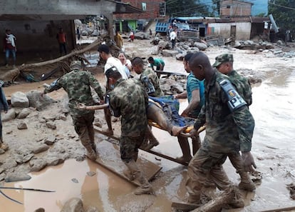 Más de 90 personas muertas y 212 heridas dejó la avalancha por la crecida de tres ríos que arrasaron varios barrios de la ciudad de Mocoa en el sur de Colombia.