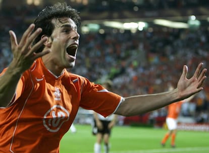 Van Nistelrooy se ha convertido en uno de los delanteros más laureados del mundo. Fue máximo goleador en el Mundial de Corea y Japón en 2002 con la selección holandesa y sigue siendo un referente en el ataque de los 'oranje'. En su país jugó en el FC Den Bosch, Heerenveen y PSV Eindhoven.