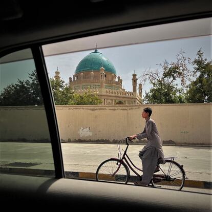 Un muchacho pedaleaba delante de una mezquita de Kandahar, capital espiritual de los talibanes. 