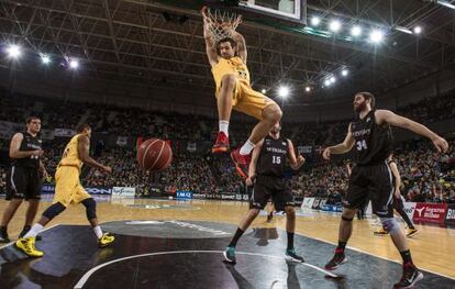 Ian O'Leary, pívot Gran Canaria, machaca la canasta en el partido contra el Bilbao Basket.