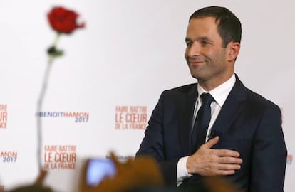 Beno&icirc;t Hamon ao ser comunicado de sua vit&oacute;ria neste domingo. 