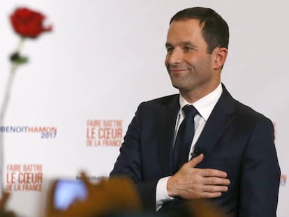 Beno&icirc;t Hamon ao ser comunicado de sua vit&oacute;ria neste domingo. 