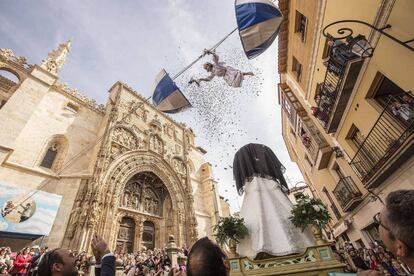 La Bajada del Ángel, un ritual que data de los siglos XVI-XVII, ha vuelto a ser la fórmula empleada en Aranda de Duero (Burgos) para celebrar la Resurrección de Cristo y la ruptura con las jornadas de dolor y luto que se han sucedido durante la Semana Santa, el 16 de abril.