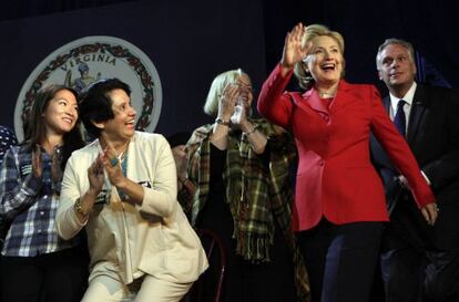 Hillary Clinton (de rojo), junto al candidato a Gobernador Terry McAuliffe y un grupo de mujeres en Falls Church (Virginia).