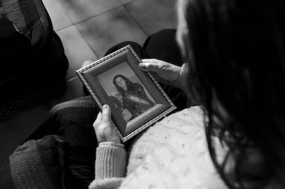 Marisé mira una fotografía en la que rápidamente se reconoce. Muy guapa en su juventud, fue elegida para representar a su localidad en las fiestas de la comarca.