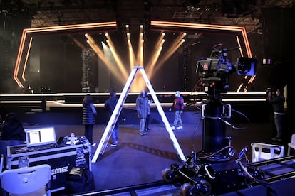 Los preparativos de uno de los escenarios del palacio de deportes L'illa en el que tendrá lugar el Benidorm Fest. 