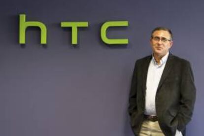 Fotografía facilitada por HTC del motorista samaritano que auxilió al consejero delegado de HTC, Peter Chou, y le ayudó a llegar a tiempo al Mobile World Congress.