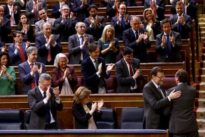 Alfonso Alonso, portavoz del PP en el Congreso, recibe los aplausos de los diputados populares tras su intervención en la segunda jornada del debate del estado de la nación.