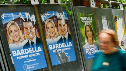Paris (France), 29/06/2024.- Legislative election posters on billboards, including French member of parliament and previous candidate for French presidential election Marine Le Pen (C-L) and Leader of the French extreme right party Rassemblement National (RN, National Front) Jordan Bardella (C-R), outside of polling station in Malakoff, near Paris, France, 29 June 2024. The upcoming snap legislative election in France takes place on 30 June and 07 July. (Elecciones, Francia, Jordania) EFE/EPA/Mohammed Badra
