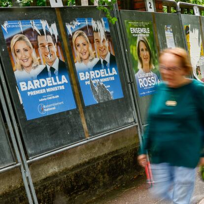 Paris (France), 29/06/2024.- Legislative election posters on billboards, including French member of parliament and previous candidate for French presidential election Marine Le Pen (C-L) and Leader of the French extreme right party Rassemblement National (RN, National Front) Jordan Bardella (C-R), outside of polling station in Malakoff, near Paris, France, 29 June 2024. The upcoming snap legislative election in France takes place on 30 June and 07 July. (Elecciones, Francia, Jordania) EFE/EPA/Mohammed Badra