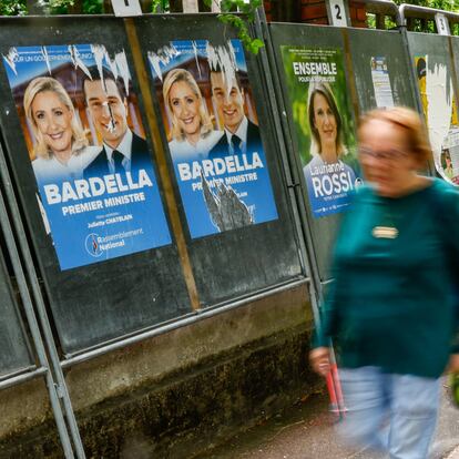 Paris (France), 29/06/2024.- Legislative election posters on billboards, including French member of parliament and previous candidate for French presidential election Marine Le Pen (C-L) and Leader of the French extreme right party Rassemblement National (RN, National Front) Jordan Bardella (C-R), outside of polling station in Malakoff, near Paris, France, 29 June 2024. The upcoming snap legislative election in France takes place on 30 June and 07 July. (Elecciones, Francia, Jordania) EFE/EPA/Mohammed Badra
