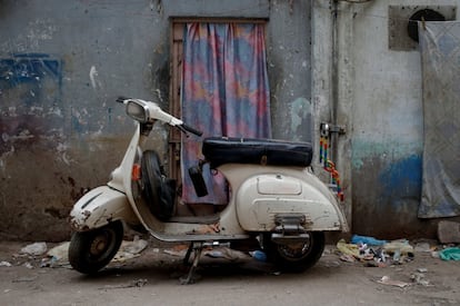 Uma Vespa no lado de fora de uma oficina em Karachi (Paquistão).