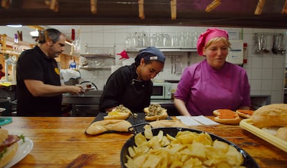 Jaume Vilá y Eva Davó, propietarios de La Cantina de Ruzafa (Valencia), preparan almuerzos.