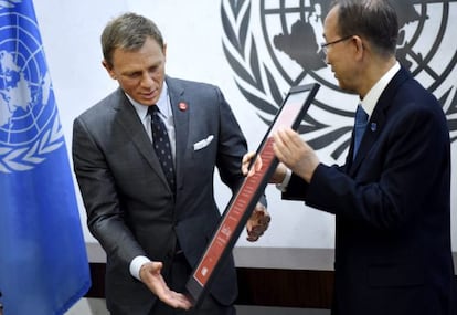 Daniel Craig recibe una placa conmemorativa de manos del secretario general de la ONU, Ban Ki-moon, durante el acto de ayer.