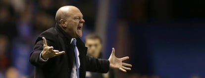 Pepe Mel arenga a sus futbolistas durante el partido contra el Atlético, su debut al frente del Deportivo.