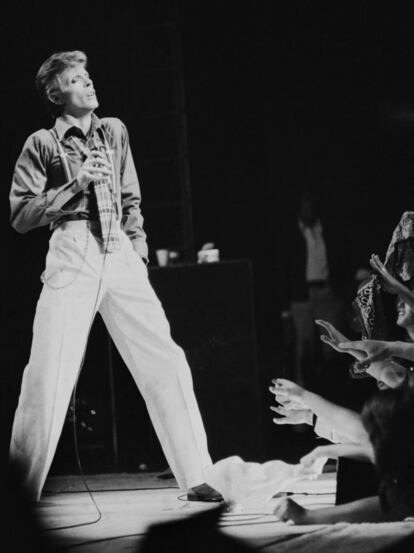 El cantante británico, David Bowie, durante una actuación en Nueva York (EE UU), en 1974.