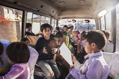 A las siete y media de la mañana, el autobús del Centro de Atención Integral Carcelario recorre las cinco cárceles de Cochabamba para recoger a algunos de los niños que viven presos con sus familias -más de dos mil en todo el país, según la ONU- y llevarlos a la escuela.