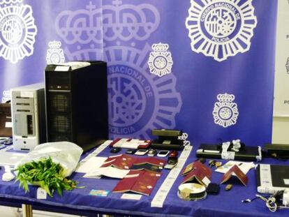 Pasaportes falsos y otros objetos intervenidos en la operación policial.