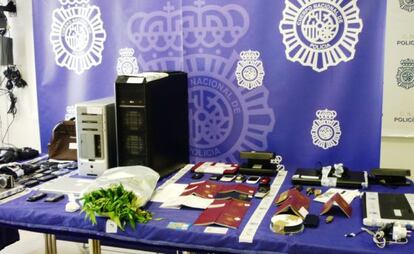 Pasaportes falsos y otros objetos intervenidos en la operación policial.