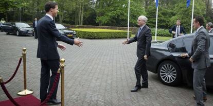 Mark Rutte (à esq.) dá as boas-vindas a Herman Van Rompuy.