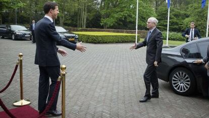 Mark Rutte (à esq.) dá as boas-vindas a Herman Van Rompuy.