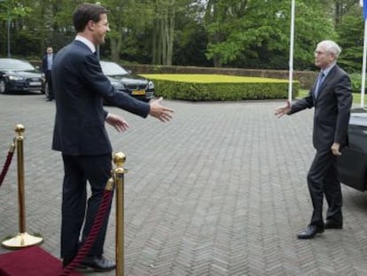 Mark Rutte (L) da la bienvenida a Herman Van Rompuy el pasado jueves en La Haya. 