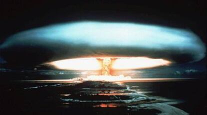 Explosión nuclear en una prueba realizada por Francia en 1971 en el atolón de Mururoa, en la Polinesia francesa.