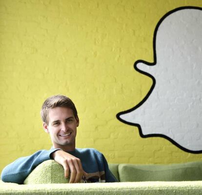 <p><strong>Evan Spiegel</strong> es el cofundador y CEO de Snapchat, la aplicación de imágenes efímeras que triunfa entre los jóvenes. A sus 26 años figura en las listas de innovadores de 2016 de 'Wired' y del MIT Technology Review. La idea de una ‘app’ de fotos que desaparecen parecía descabellada, pero su éxito condujo a que llegasen ofertas aún más increíbles por hacerse con la empresa. Todas fueron rechazadas por Spiegel, que mantiene el control de Snapchat y es hoy uno de los ‘millennials’ más ricos del planeta. Su modelo de negocio sigue en expansión, a diferencia del de otras redes sociales, y hoy ya se generan casi 10.000 ‘snaps’ por segundo. Cifras descomunales que han atraído a medios y anunciantes hasta hacer de esta ‘descabellada’ idea un negocio de lo más rentable.</p>