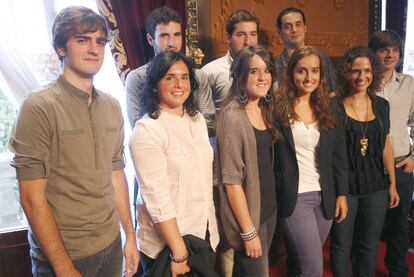 Los universitarios Jon Ojanguren, María Txakartegi, Jon Iraola, Eider Gabilondo, Iván Larraza, María Aguirre, Unai Tellería, Naiara Aranburu y Yon Jiménez (de izquierda a derecha), ayer en el palacio de la Diputación guipuzcoana.