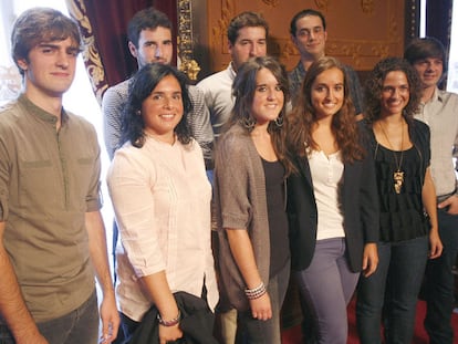 Los universitarios Jon Ojanguren, María Txakartegi, Jon Iraola, Eider Gabilondo, Iván Larraza, María Aguirre, Unai Tellería, Naiara Aranburu y Yon Jiménez (de izquierda a derecha), ayer en el palacio de la Diputación guipuzcoana.