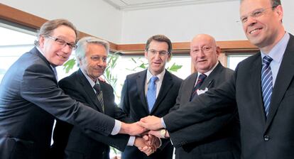 Desde la izquierda: el ex director general del Caixa Galicia, José Luis Méndez; el expresidente de Caixanova, Julio Fernández Gayoso; el presidente de la Xunta, Alberto Núñez Feijóo; el expresidente de Caixa Galicia, Mauro Varela y el ex director general de Caixa Vigo, José Luis Pego, tras anunciar en una declaración institucional el acuerdo alcanzado para la fusión de las dos entidades gallegas en mayo de 2010.