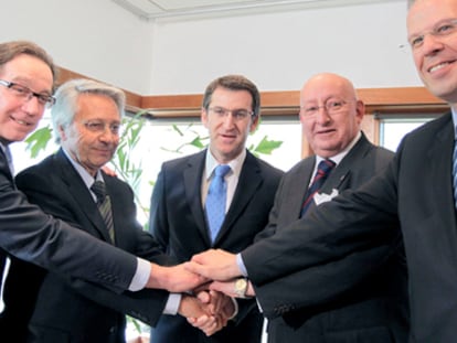 Desde la izquierda: el ex director general del Caixa Galicia, José Luis Méndez; el expresidente de Caixanova, Julio Fernández Gayoso; el presidente de la Xunta, Alberto Núñez Feijóo; el expresidente de Caixa Galicia, Mauro Varela y el ex director general de Caixa Vigo, José Luis Pego, tras anunciar en una declaración institucional el acuerdo alcanzado para la fusión de las dos entidades gallegas en mayo de 2010.