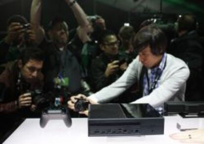 Periodistas fotograf&iacute;an una Xbox One. 